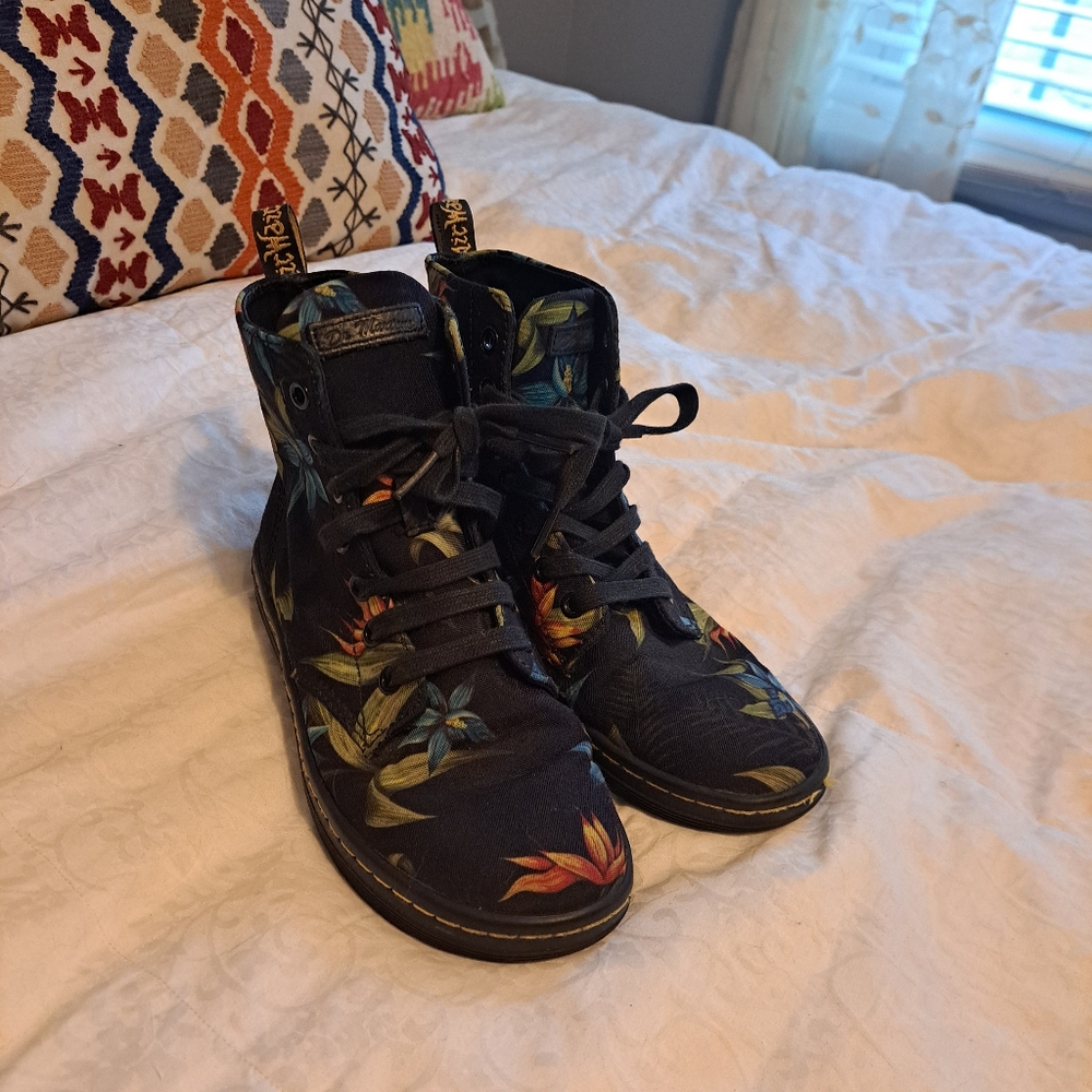 Dr martens black floral hackney boots, size 6